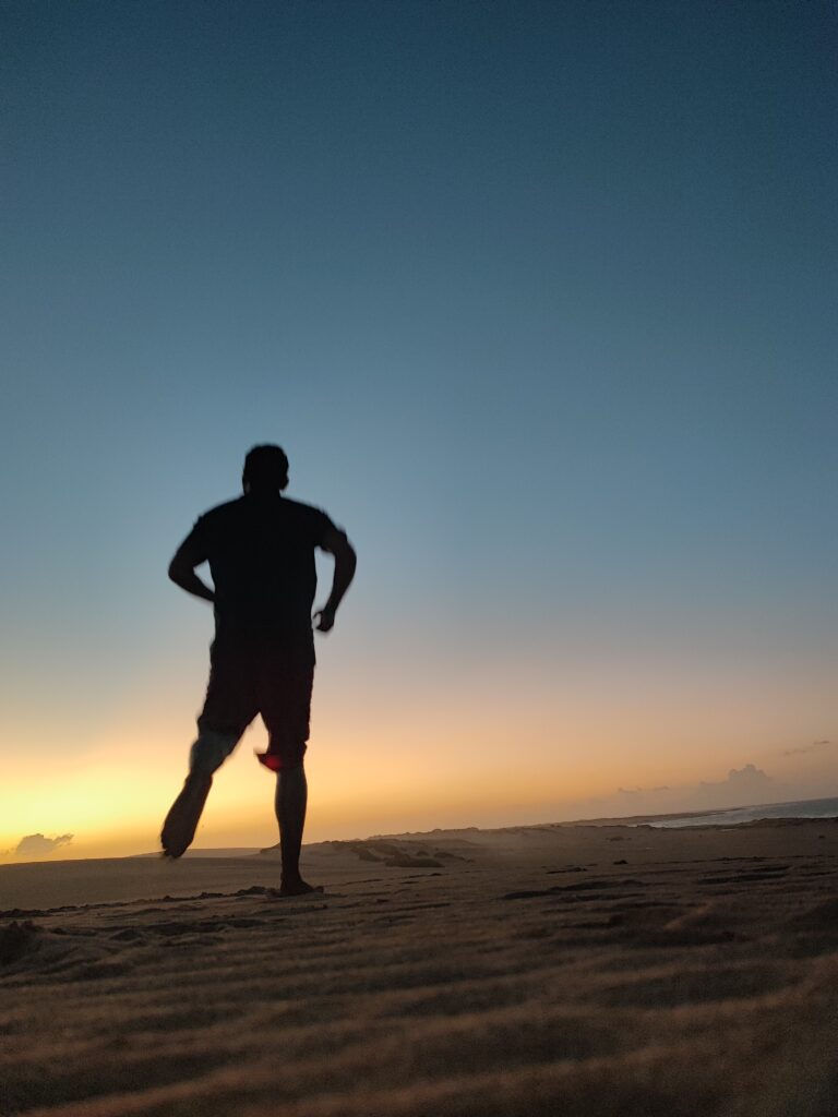 Inicio Silueta de un caminante en la cima al atardecer