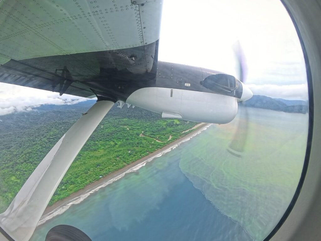 Costa del Pacífico vista desde la ventana de una avioneta