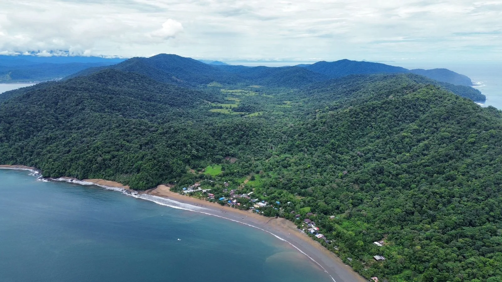 Libro 1: Bahía Solano Vista aérea de la costa de Bahía Solano, Chocó, con la selva llegando al mar