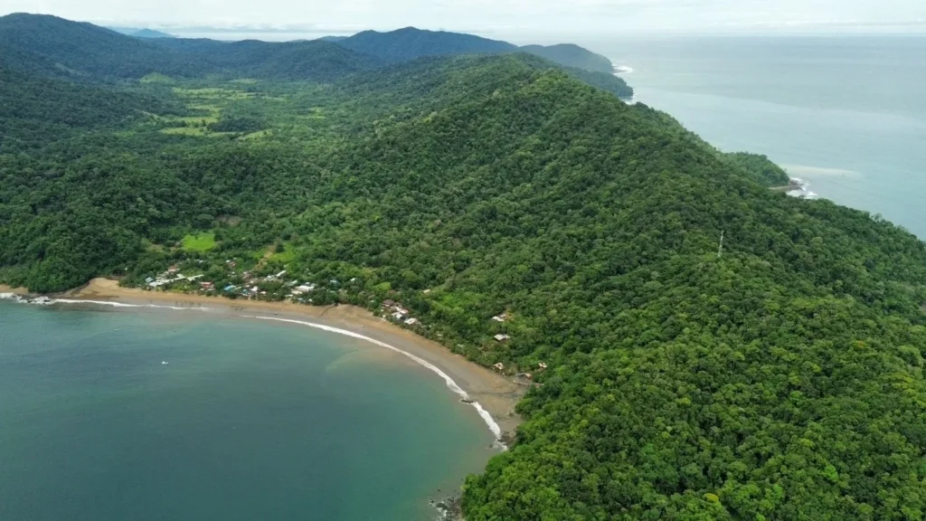 Inicio Vista aérea de la bahía y la playa en Bahía Solano, Chocó