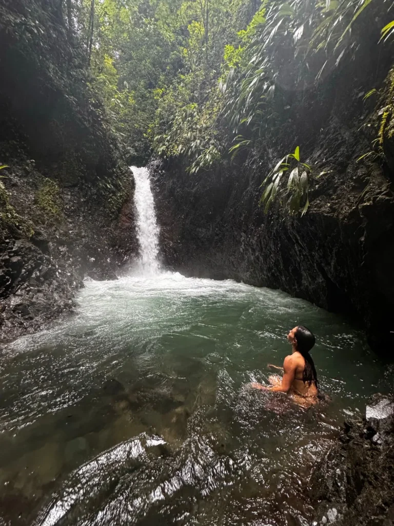 Libro 1: Bahía Solano Cascada en medio de la selva