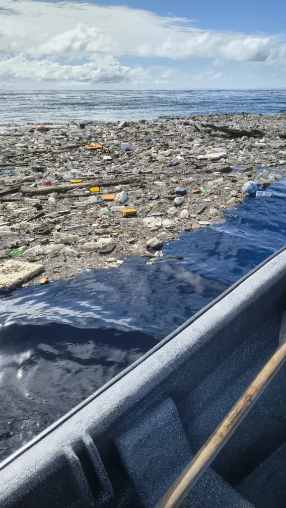 Libro 1: Bahía Solano Franja de residuos plásticos flotando en el mar vista desde una lancha